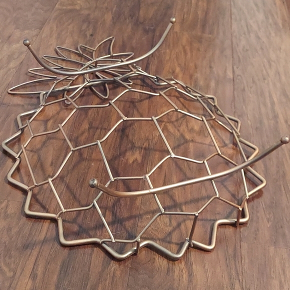 Metal copper pineapple basket - Picture 4 of 4